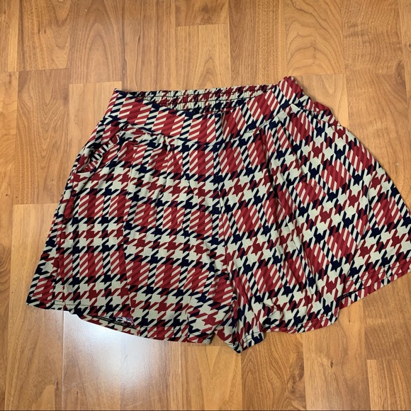 Checkered red white and blue shorts pockets - Picture 2 of 8